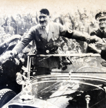 Ādolfs Hitlers sveicinās ar saviem faniem. Antīkas fotogrāfijas reprodukcija. Bet varbūt tas nemaz nav pats Hitlers?