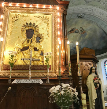 "Dievmāte no Čenstohovas" ir viens no bagātīgi rotātās Grīvas katoļu baznīcas lepnumiem.