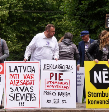 Politiskā partijas "Suverēnā vara" rīkotais pikets pret Latvijas pievienošanos Stambulas Konvencijai. 2023. gada 8. augustā.