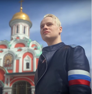 Nevar nepamanīt, ka Jaroslavs Dronovs jeb Shaman savos videoklipos kopē nacistu stilistiku.