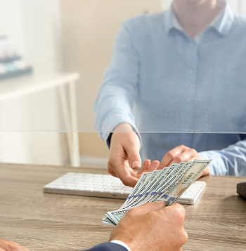 Banku klients. Kreditēšana, nauda. Ilustratīvs attēls. 