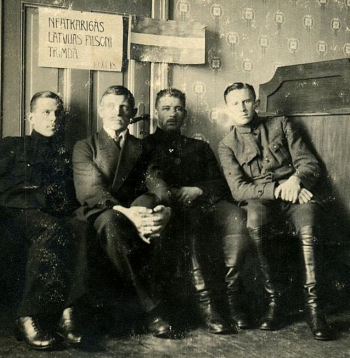 Apakšpulkvedis Oskars Kalpaks (otrais no labās) kopā ar brāļiem Rubuļiem Rīgā 1918. gada decembrī. Tāda līmeņa un drosmes virsnieku, kas būtu gatavi komandēt marginālos Latvijas “apsardzības spēkus”, tolaik nācās grūti sameklēt. Kalpaks šos pienākumus uzņēmās.
