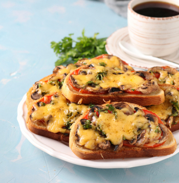 Karstmaizītes ar sēnēm, papriku un mocarellu.