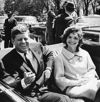 ASV prezidents Džons Ficdžeralds Kenedijs ar dzīvesbiedri Žaklīnu automašīnā Vašingtonā 1961. gada maijā. Kenedija nogalināšana ir sazvērestības teorijām apvītākais stāsts ASV vēsturē, un CIP pārklātais slepenības plīvurs to tikai veicina.