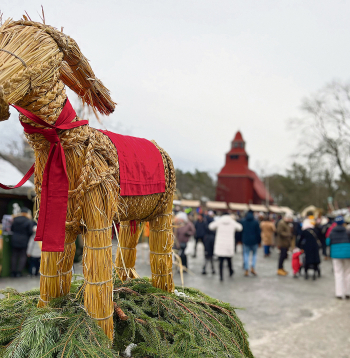 Tirgus laukuma vidū, saglabājot veco tradīciju, lepni izslējies stāv Ziemassvētku "āzis".