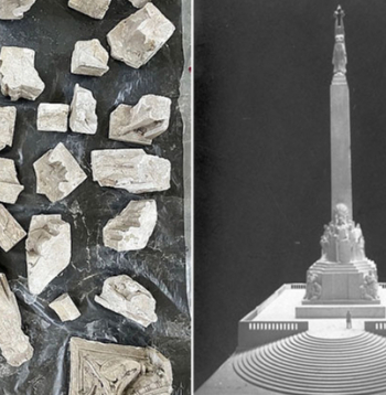 Kārļa Zāles 20. gs. 30. gadu sākumā iesniegtais pieminekļa modelis. Pagaidām var tikai minēt, vai tas ir tas pats, kas nu uziets sadauzītā veidā, vai cits.