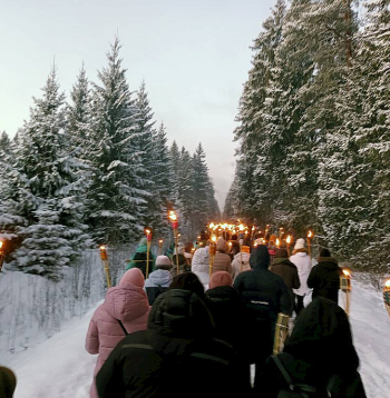 Laika apstākļi šogad bija diezgan līdzīgi kā Ziemassvētku kaujās pirms 107 gadiem. Neskatoties uz salu un ledaino vēju, arī šogad tradicionālajā apmēram septiņu kilometru lāpu gājienā devās simtiem atceres pasākumu dalībnieku.