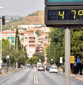 Ielas termometrs rāda 47 °C kārstumu.