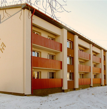 Pūrē daudzdzīvokļu ēka "Pūre 22", kas pirmreizējā ekspluatācijā bijusi nodota 1974. gadā, tagad, pēc renovācijas, ieguvusi individuālu atpazīšanas zīmi – saules ratu.