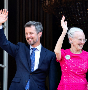Dānijas karaliene Margrēte II un kroņprincis Frederiks 2018. gadā, svinot Frederika 50 gadu jubileju. Tagad karaliene ir nolēmusi, ka Frederiks ir gatavs pārņemt viņas pienākumus un kļūt par jauno Dānijas valdnieku.