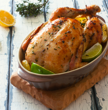 Cepts cālis ar medus glazūru un citroniem. Cepts cālis ar medus glazūru un citroniem.