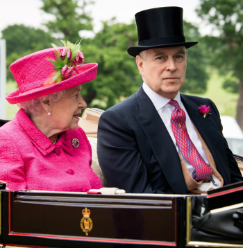 Lielbritānijas karaliene Elizabete II ar dēlu princi Endrū 2017. gadā.