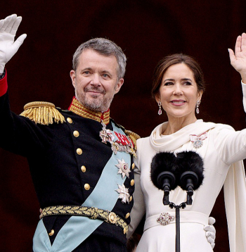 Jaunais Dānijas karalis Frederiks X un karaliene Mērija svētdien Kopenhāgenā Kristiansborgas pils balkonā sveica pie pils sanākušos iedzīvotājus.