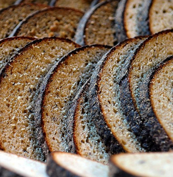 Latvijā saražotā rudzu maize aizpērn no februāra līdz novembrim tikusi cenota lētāk nekā ārpus Latvijas ražotā, taču jau pēc 2022. gada decembra tirgotāji Latvijā saražoto rudzu maizi cenojuši dārgāk nekā ārpus Latvijas ražoto. Tā secinājusi Konkurences padome.