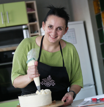 Virtuve Kristīnes Kristjansones dzīvoklī ilgstoši kalpo arī par vietu kūku cepšanai un medus našķu gatavošanai.