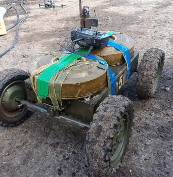 Pie drona piestiprinātas prettanku mīnas.