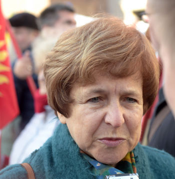 Latvijas Krievu savienības līdere Tatjana Ždanoka atbild uz žurnālistu jautājumiem.