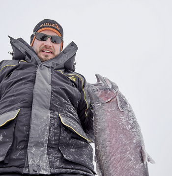 Pat tie makšķernieku tērpi, kas paredzēti īpaši agresīvai dabas videi, ar laiku nolietojas. Aizkavēt šo procesu var uzmanīga kopšana.