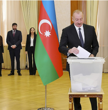 Azerbaidžānas prezidents Ilhams Alijevs un viņa ģimenes locekļi vēlēšanās nobalsoja Kalnu Karabahas pilsētā Hankendi (Stepanakertā).