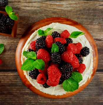 Olbaltuma kūka ar ogām. Olbaltuma kūka ar ogām.