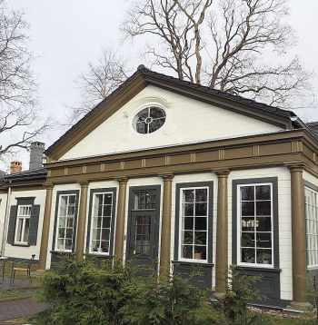 Muižai saglabāti vēlīnā klasicisma un neoklasicisma arhitektūras elementi, piemēram, tornītis, kolonnas, dekoratīvie skursteņi u. c.