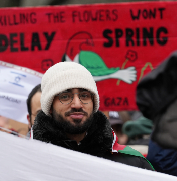 Rīgā aktīvistu grupa dodas gājienā, lai paustu atbalstu Palestīnai.