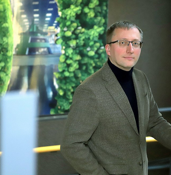 "Viss nezināmais parasti baida. Taču iedzīvotājus turbīnu fizikālās ietekmes, proti, skaņa, vibrācija un mirgošana neskars, jo turbīnas tiks izbūvētas drošā attālumā, saskaņā ar normatīvo aktu prasībām attālums no turbīnas līdz sabiedriskajām un dzīvojamajām ēkām nedrīkstēs būt mazāks par 800 metriem," saka SIA "Latvijas vēja parki" (LVP) valdes priekšsēdētājs Jānis Urtāns.