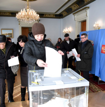Cilvēki Krievijas vēstniecībā piedalās Krievijas prezidenta vēlēšanās 2018. gada 18. martā.