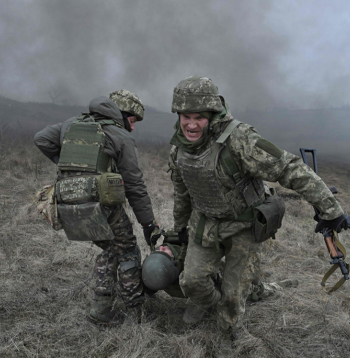 Ukrainas armijas karavīri mācībās Doneckas apgabalā. Daudzi karavīri cīnās frontē jau gandrīz divus gadus,
bet ukraiņiem trūkst resursu, lai viņus nomainītu. Liela problēma ir arī ieroču un munīcijas trūkums, jo Rietumu militārā palīdzība tiek piegādāta lēnāk, nekā būtu nepieciešams.
