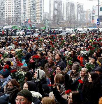 Cilvēki ceļā uz Maskavas Borisovas kapsētu, kur piektdien tika apbedīts Aleksejs Navaļnijs.