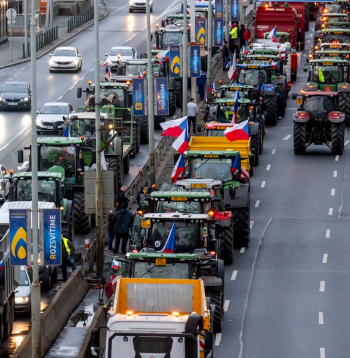 Čehijā protestē tūkstošiem lauksaimnieku.
