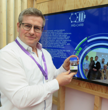 Vācu zinātnieks Andreass Bitners lepojas ar savu starptautisko pētnieku komandu, kam kopā izdevās radīt inovatīvu materiālu no oglekļa, kas izmantojams litija jonu akumulatoriem.