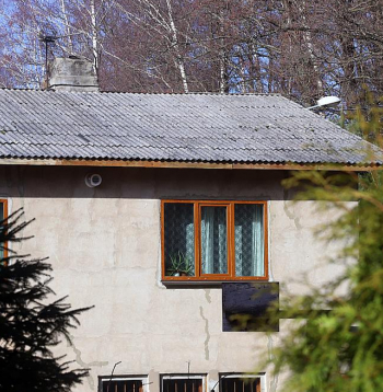 Tipisks padomjzemes mantojums – azbesta šīfera jumts.