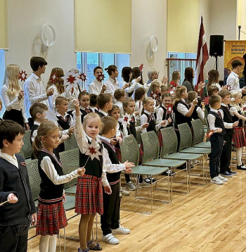 Daugavpils Saskaņas pamatskolā un Daugavpils Ruģeļu pirmsskolā izglītības iestāžu vadītāju profesionālā darbība novērtēta pat kā izcila. Attēlā: Latvijas valsts dzimšanas dienas pasākums Daugavpils Saskaņas pamatskolā 2023. gada novembrī. Kā vēstīts skolas lapā feisbukā, skolas saime dziedot, dejojot, skandējot dzeju, aizdedzot svecītes, godinājusi Latviju pasākumos "Es, Tu un mana Latvija". "Skolā iemīļoti un krāšņi ir Latvijas Republikas proklamēšanas dienai veltītie svētki "Auseklīšu svētki", kuros mūsu pirmklasniekus uzņemam skolas saimē," vēstīts skolas lapā.