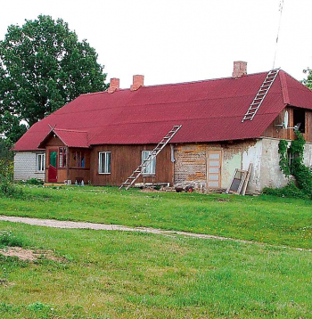 Iegādājot māju laukos, visbiežāk jārēķinās, ka ēka būs jāatjauno, cenšoties radīt un veidot tīru un sakārtotu savu sapņu stūrīti.