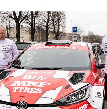 Latvijas vadošā rallija ekipāža Mārtiņš Sesks (no labās) un Renārs Francis.