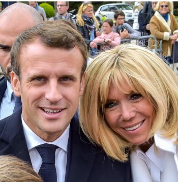 Francijas prezidents Emanuels Makrons ar sievu Brižitu.