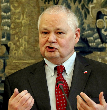 Polijas Nacionālās bankas vadītājs Ādams Glapiņskis kategoriski noraidījis valdošās koalīcijas pārmetumus un paudis gatavību izlīgt ar premjerministru Donaldu Tusku.
