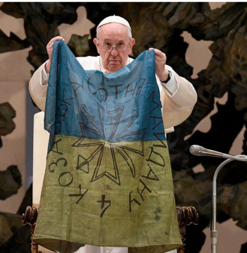 Pāvests Francisks ar Ukrainas karogu, kas viņam atsūtīts no Ukrainas pilsētas Bučas. Pirms diviem gadiem tur notika nežēlīgs slaktiņš, kad Krievijas okupantu spēki nogalināja ukraiņu civiliedzīvotājus. Pāvests ir aicinājis pārtraukt karu Ukrainā, taču daži viņa izteikumi izsaukuši neizpratni, jo radīja iespaidu, ka Francisks aicina ukraiņus padoties Krievijas okupācijas varai.
