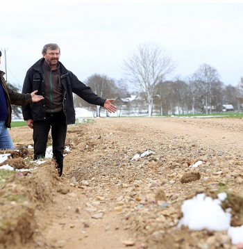 Krustpils pagasta pārvaldes tehniskais darbinieks Modris Zarkevičs (no labās) un lauksaimnieks Andris Felss pie labotā vietējās nozīmes Zeļķu ceļa posma.