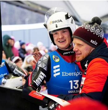 Mārtiņš Rubenis (no labās) jau ilgstoši sadarbībā ar RTU zinātniekiem cenšas uzlabot Latvijas kamaniņu sportistu tehniku, un rezultāti apliecina, ka ieguldītais darbs bijis vērtīgs.