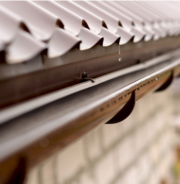 Notekām jābūt pieskaņotām gan jumta materiālam, gan ēkas fasādei, bet galvenais jāspēj pildīt savu funkciju – novadīt visu ūdeni, kas notek no jumta.