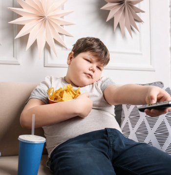 Ne jau visiem bērniem ar lieko svaru attīstīsies diabēts. Taču, ja bērns turpinās ēst neveselīgu pārtiku un maz kustēsies, ir daudz lielākas iespējas saslimt ar diabētu pusaudža gados.