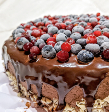 Biezpiena torte ar šokolādi vai marcipānu .