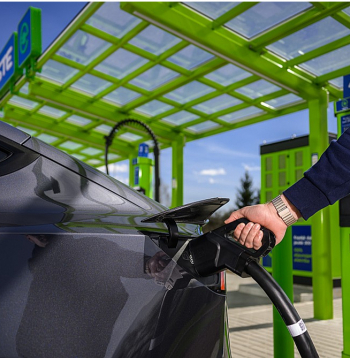 "Neste" atklāj pirmo atjaunojamās elektrības uzlādes staciju.