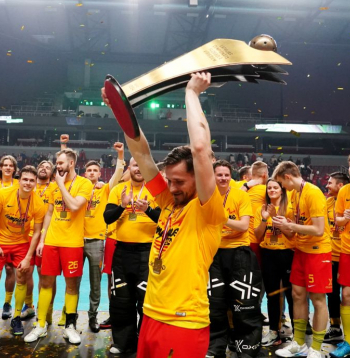 "Elvi Florbola līgas" vīriešu turnīra uzvarētāji "Masters"/"Ulbroka" komanda apbalvošanas ceremonijas laikā "Arēnā Rīga".