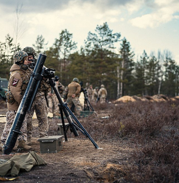 Zemessargi mācību laikā Ādažu poligonā.