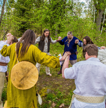 Ūsiņa laikā pieguļā vīriem savas spēles, rituāli un spēkošanās. Meitām un sievām – savas un atsevišķi.
