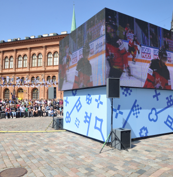 Hokeja fani Rīgā Doma laukumā vēro čempionāta translāciju.
