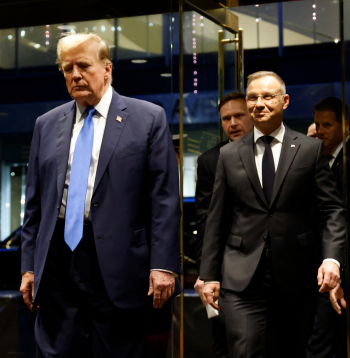 Polijas prezidents Andžejs Duda trešdienas vakarā Ņujorkā "privātā vizītē" tikās ar bijušo ASV prezidentu Donaldu Trampu.